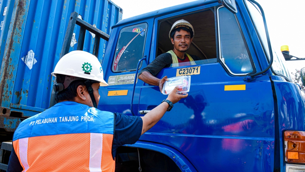 Masih Lanjutkan Jumat Berkah, Bagikan Snack Box ke Pengguna Jalan yang Melintas di Sekitar Wilayah Operiasional PTP Nonpetikemas Cabang Tanjung Priok-1