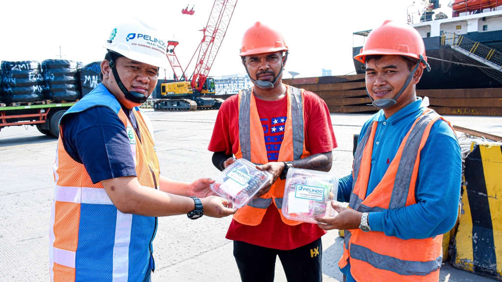 Masih Lanjutkan Jumat Berkah, Bagikan Snack Box ke Pengguna Jalan yang Melintas di Sekitar Wilayah Operiasional PTP Nonpetikemas Cabang Tanjung Priok-3